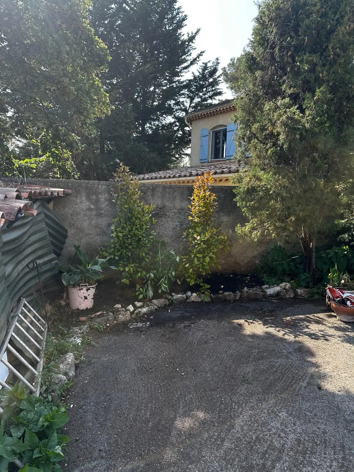 Cour dégagée et bordures replantées le long d’un mur